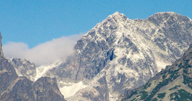 V najvyšších polohách Vysokých i Západných Tatier platí mierne lavínové nebezpečenstvo