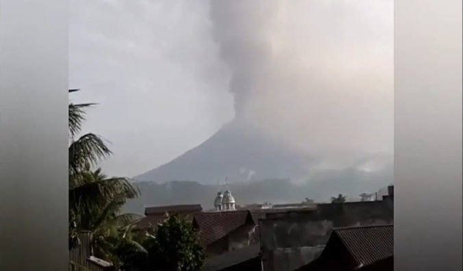 Video: Na indonézskom ostrove Sulawesi vybuchla sopka, popol chrlila do výšky siedmich kilometrov