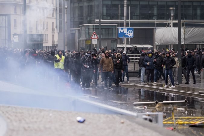 Video: Tisíce ľudí protestovali v Bruseli proti paktu o migrácii, polícia použila slzotvorný plyn a vodné delá