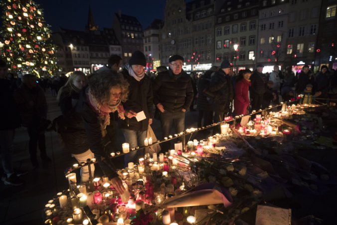 Podozrivý v prípade útoku v Štrasburgu pôjde pred súd, Chekattovi údajne dodal zbraň