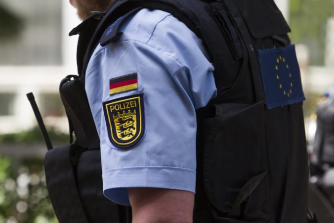 V Nemecku vyšetrujú skupinu policajtov, vraj si vymieňali krajne pravicové fotografie a texty