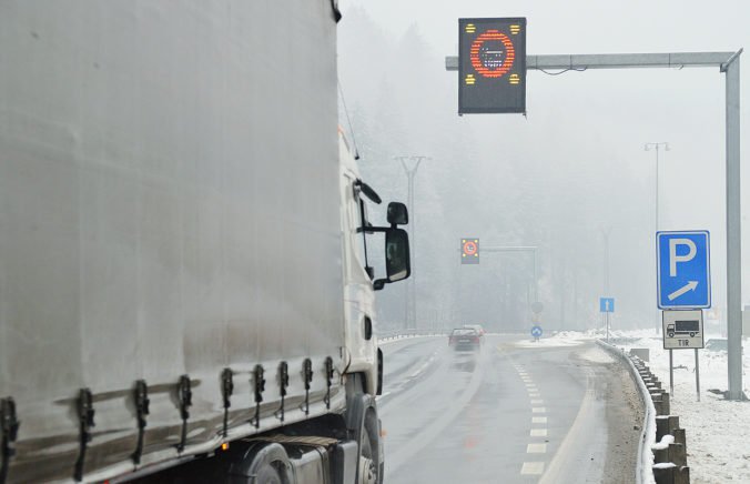 Diaľnice a rýchlostné cesty sú zjazdné, cestári upozorňujú na zľadovatelý sneh aj hmlu
