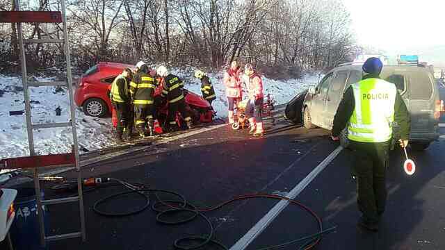 Foto: V obci Kriváň došlo k zrážke dvoch áut, na mieste zasahujú hasiči aj leteckí záchranári