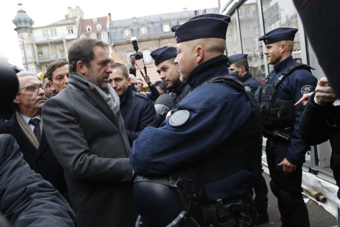 Francúzsky minister vnútra sa stretne s policajnými odborármi, sťažujú sa na pracovné podmienky