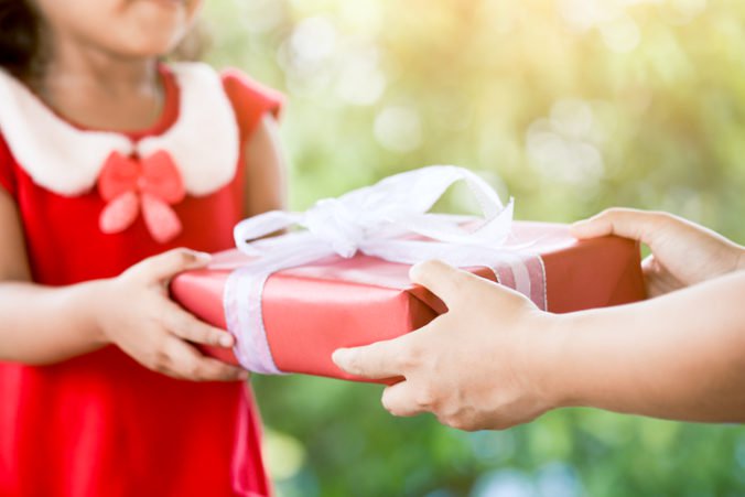 Mesto Poprad rozdalo stopäťdesiat vianočných balíčkov pre deti z neúplných a náhradných rodín