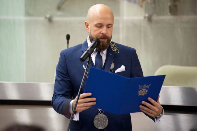Trnavský primátor Peter Bročka zarobí tisícky eur mesačne, poslanci mu schválili maximálny plat