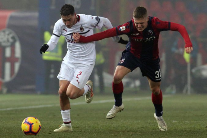 Video: AC Miláno v Bologni iba remizovalo, šancu na výhru mu znížila červená karta
