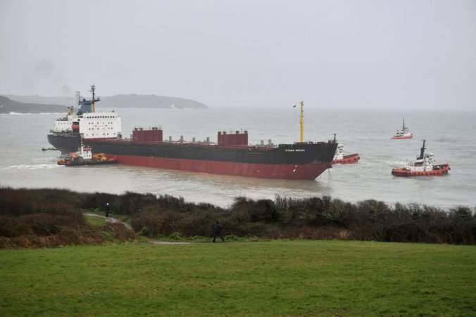 Video: Pri pobreží juhozápadného Anglicka uviazla na plytčine ruská nákladná loď s posádkou