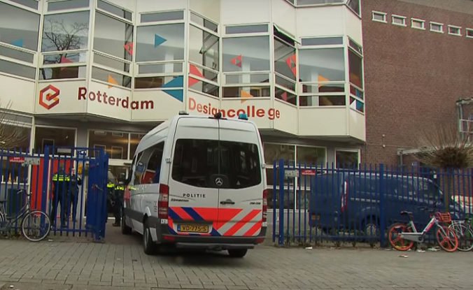 Video: Pri strednej škole v Rotterdame zastrelili tínedžerku, obeť sa s útočníkom poznala