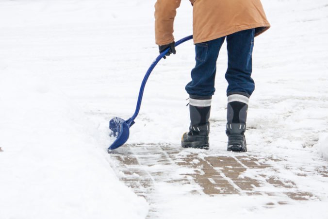 Bratislava zriadi horúcu linku pre zimnú údržbu, pomôže s čistením chodníkov v správe mesta