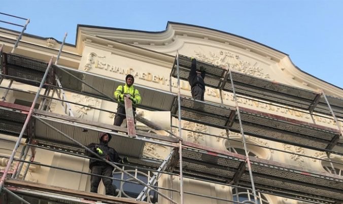 Budova Divadla Jána Palárika v Trnave má po mesiacoch prác vynovenú fasádu