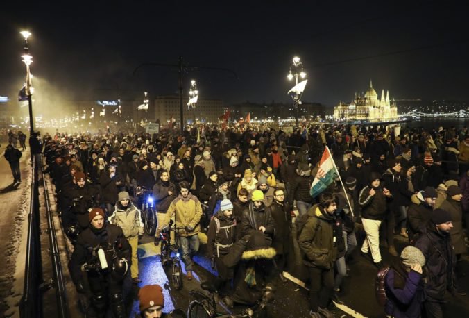 Maďarsko nezmení novelu zákonníka práce, za protestami vraj stojí skupina podporovaná Sorosom