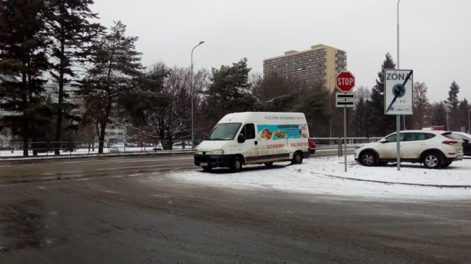 Foto: V Nitre vošiel vodičovi Peugeotu do cesty chodec, záchranárom sa ho nepodarilo oživiť