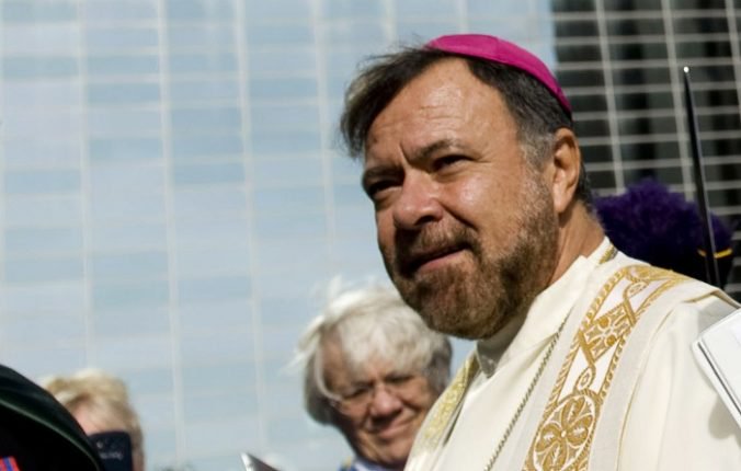 Pomocného biskupa z Los Angeles obvinili zo sexuálneho obťažovania dieťaťa, rozhodol sa odstúpiť