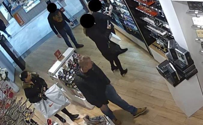 Foto: Polícia objasňuje krádež v petržalskej parfumérii, hľadá dvojicu z kamerových záznamov