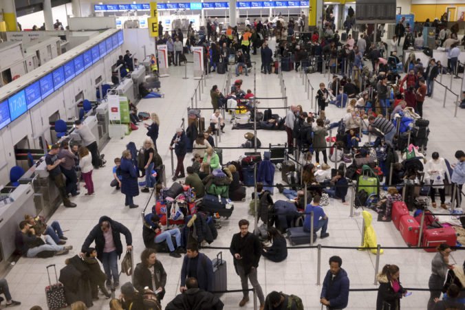 Letisko Gatwick obnovilo svoju prevádzku, polícia aj naďalej pátra po majiteľoch dronov