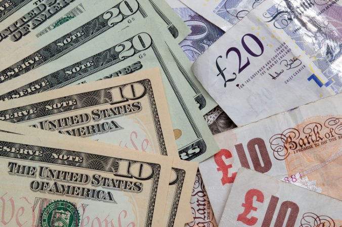 Libra oslabila voči doláru, investície v Británii poklesli a zaznamenali najhorší výkon