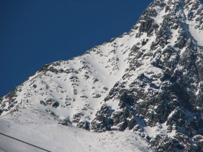 Oteplenie na horách pokračuje, vo Vysokých Tatrách platí mierne lavínové nebezpečenstvo
