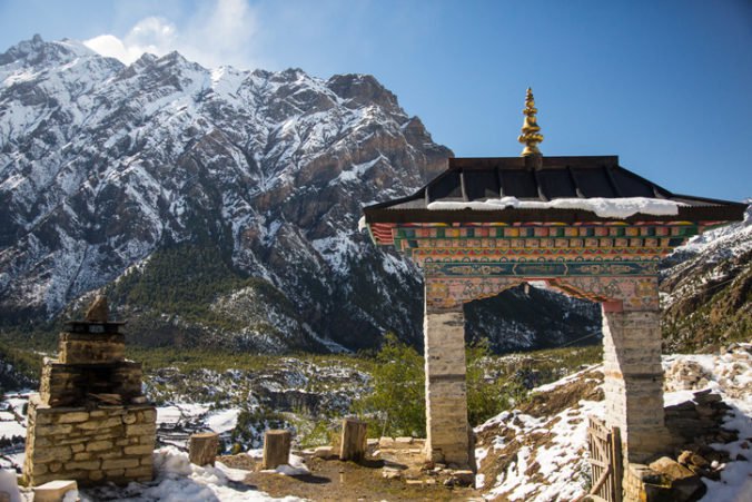 Padajúce balvany zabili v Himalájach robotníkov, ktorí rozširovali horskú cestu k chrámu