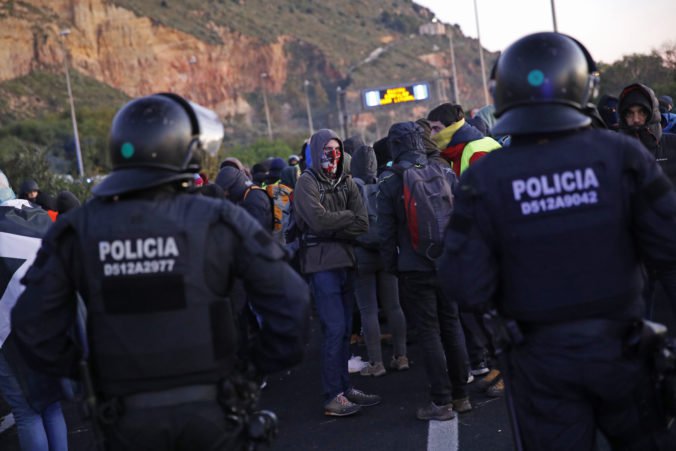 Video: Demonštranti zablokovali cesty v Katalánsku, protestujú proti zasadnutiu vlády v Barcelone