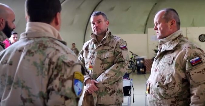 Video: Gajdoš a Pellegrini pozdravili vojakov v Afganistane, Vianoce si pripomenú slovenským jedlom