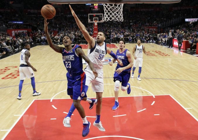 Video: Houston prehral a prišiel o dôležitého hráča, Clippers sa spoliehali na Lou Williamsa