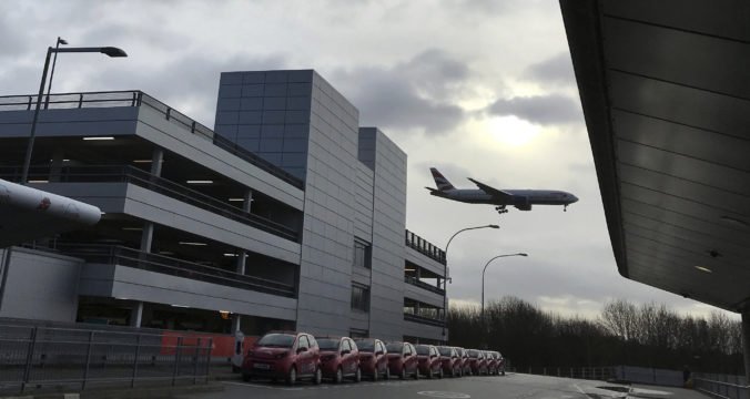 Britská polícia zatkla podozrivých v súvislosti s dronmi, ktoré narušili prevádzku letiska Gatwick