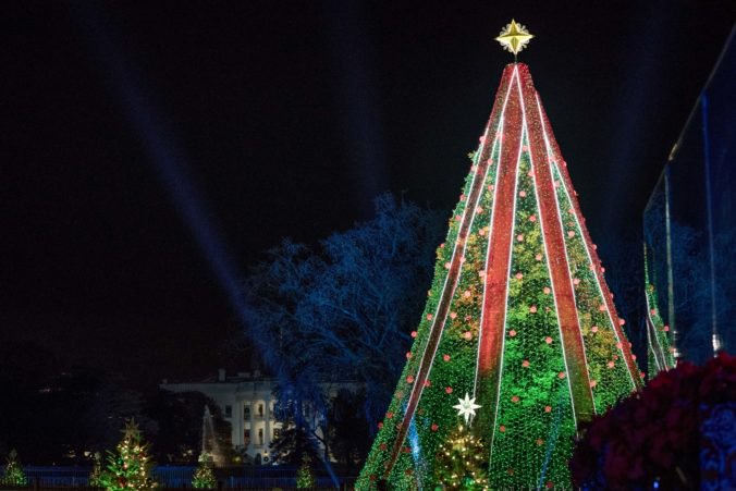 Video: Muž vyliezol na vianočný stromček pri Bielom dome, odviezli ho na psychiatriu