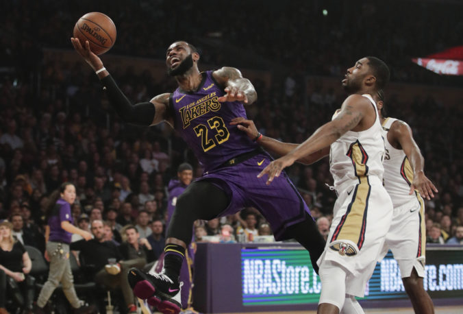 Video: Toronto zdolalo trápiaci sa Cleveland, LeBronov triple-double priviedol Lakers k víťazstvu