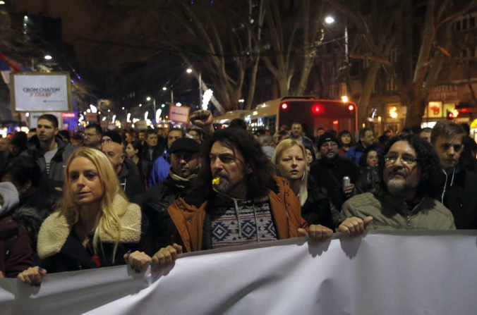 Foto: Tisícky ľudí protestovali v Srbsku proti prezidentovi Vučičovi