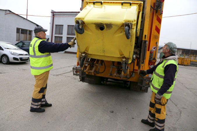 Odvoz odpadu v Bratislave sa v novom roku posunie, podnik varuje aj pred falošnými smetiarmi