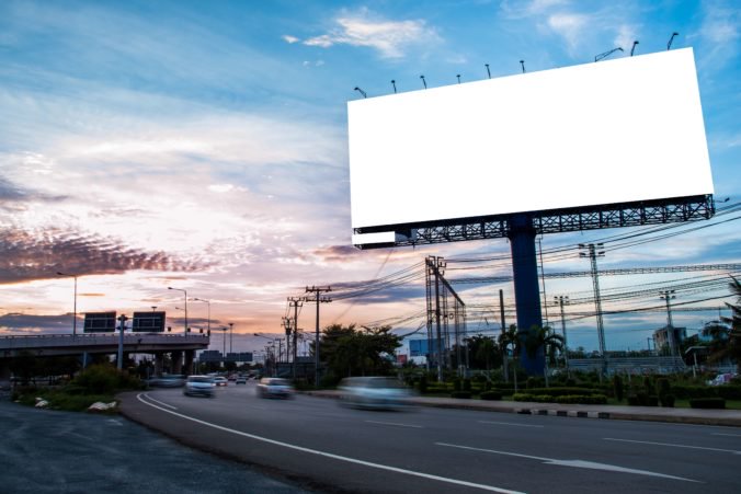 Otec v poslednej chvíli zachránil dcérku, keď na auto padala veľká reklamná tabuľa