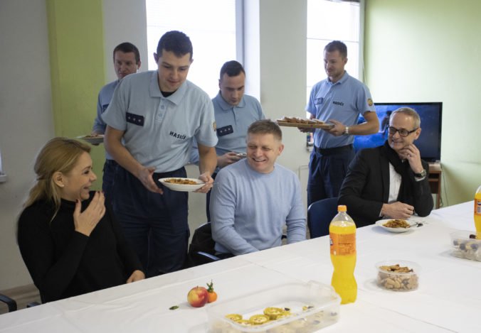 Foto: Ministerka Saková s Ficom na Štedrý deň navštívili hasičov
