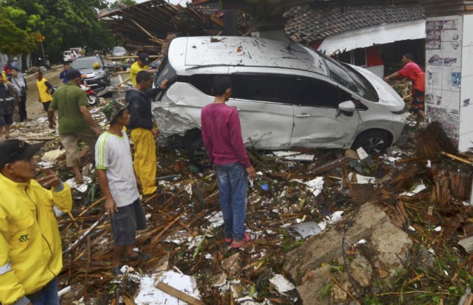 Foto: Počet obetí cunami v Indonézii stúpol na 281, mnohé obete sú uväznené pod troskami