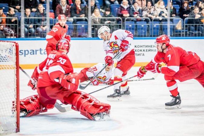 Július Hudáček sa stal brankárom týždňa v KHL, proti „žolíkom“ sa blysol aj shutoutom