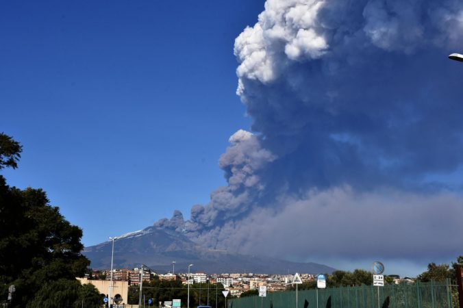 Video: Sopka Etna chrlí lávu a popol, blízko jej juhovýchodného krátera je nová prasklina