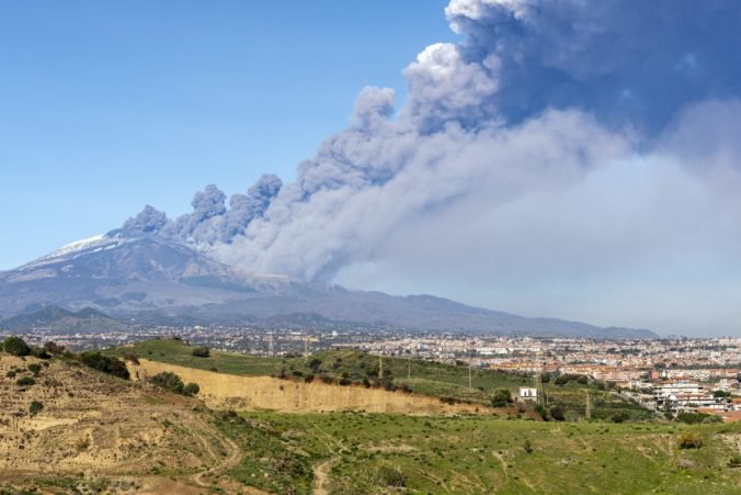 Video: Letisko na Sicílii muselo obmedziť prevádzku, dôvodom bol oblak popola zo sopky Etna