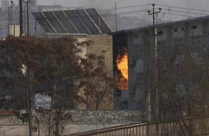 Video: Útok na vládnu budovu v Kábule si vyžiadal mŕtvych, začal ho samovražedný atentátnik