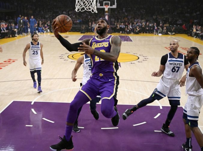 Vianočné NBA prinieslo víťazstvo LA Lakers proti Golden State, ale aj zranenie LeBrona Jamesa