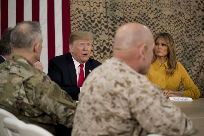 Video: Prezident Trump neohlásene navštívil Irak, sprevádzali ho manželka a Bolton
