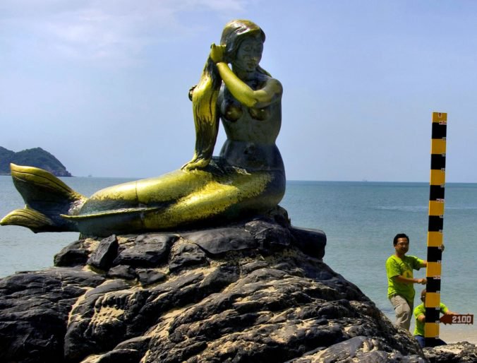 Na obľúbenej pláži v Thajsku vybuchli dve bomby, jedna z nich zničila známu sochu morskej panny