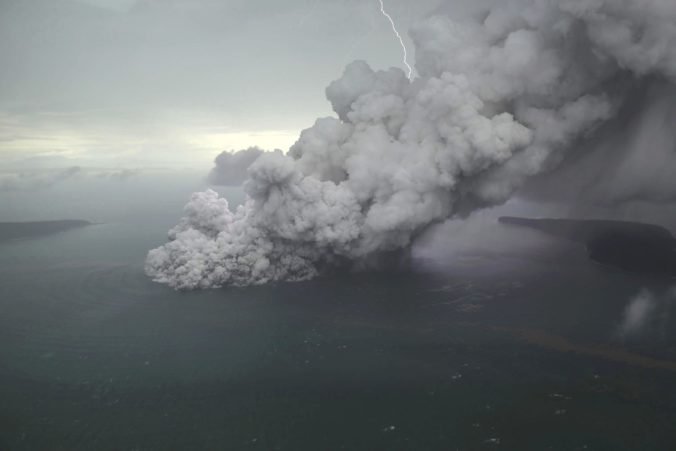 Stupeň výstrahy pre sopku Krakatoa zvýšili na druhý najvyšší, presmerovali aj všetky lety