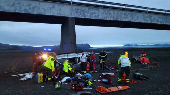 Video: Traja turisti neprežili nehodu na Islande, auto prerazilo zábradlie na moste