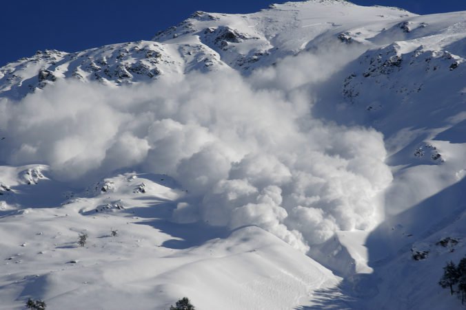 Vo francúzskych Alpách sa strhla lavína a zavalila mladého tínedžera, pod snehom prežil 40 minút