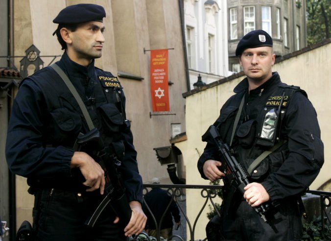 Ozbrojený muž v Česku prepadol banku a drží osem rukojemníkov