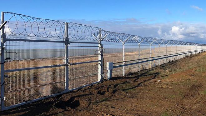 Rusko dokončilo výstavbu bezpečnostného plota na Kryme, má ostnatý drôt a senzory