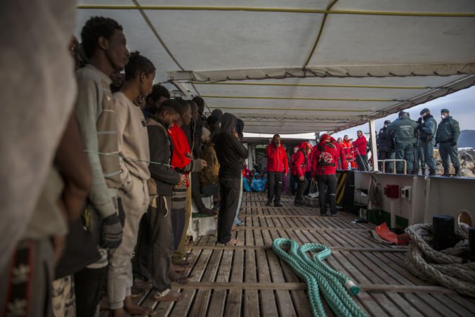V španielskom prístave Algeciras po týždňovej plavbe zakotvila loď so zachránenými migrantmi