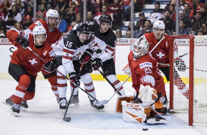 Video: Kanada sa na MS v hokeji do 20 rokov potrápila so Švajčiarskom, Rusi a Fíni neinkasovali