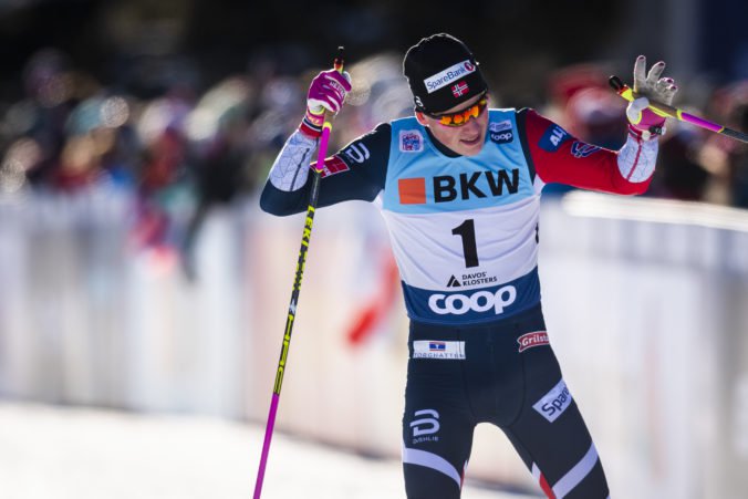 Bežci na lyžiach Klaebo a Nilssonová triumfovali v úvodnej etape Tour de Ski