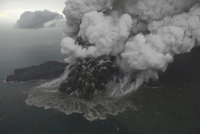 Ostrov po výbuchu sopky Krakatoa takmer zmizol pod morom, ostala z neho približne tretina